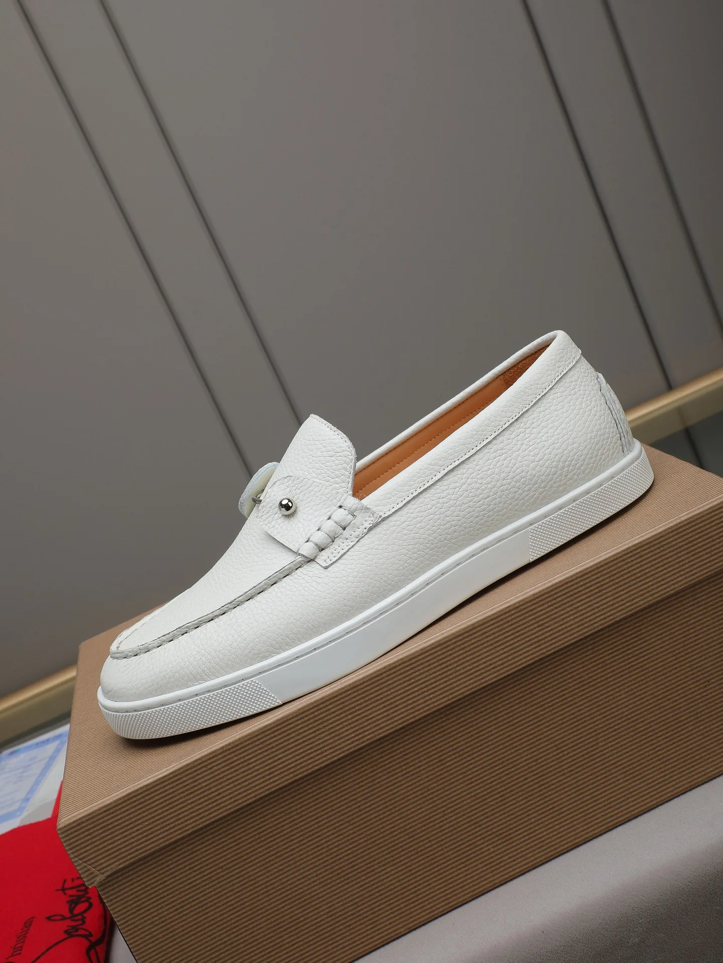 PP480 Christian Louboutin (red-soled shoes) Italian men's casual sneakers are shipped! Each pair of shoes from this Italian handmade shoe brand has a simple and classic design, which is very comfortable and versatile! The upper fabric of this shoe is made of imported cowhide, with high-end and comfortable cowhide lining! The outsole is made of original rubber bottom sheets and is lined with cowhide! Brand-specific mold-opening foot bed, exclusive private mold control! Original box packaging! 39 40 41 42 43 44 (38 45 46 customized)